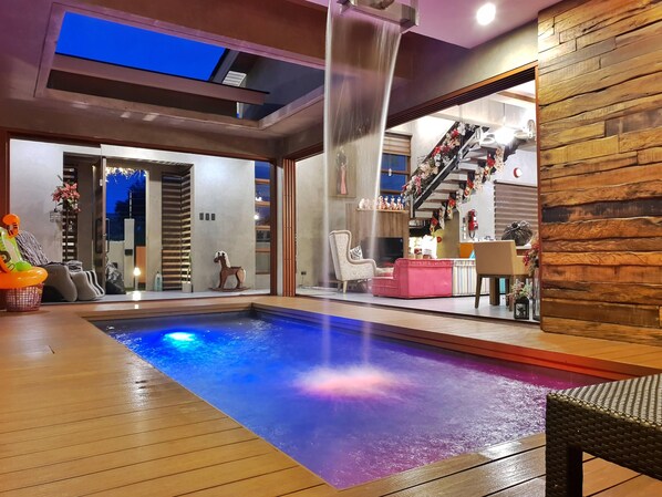 Alberca techada y alberca al aire libre