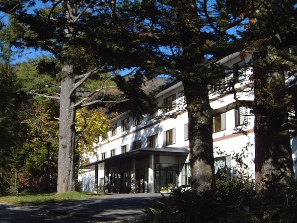 A two-story building with a covered entrance and large windows. - Hotel Hananoki (Nikko)