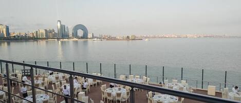 Een kluis op de kamer, een bureau, een strijkplank/strijkijzer