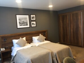 Habitació doble Deluxe, balcó | Caixa forta a l'habitació, escriptori i planxa i posts de planxar 