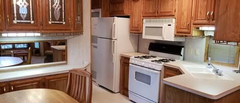 冷蔵庫、電子レンジ、オーブン、コンロ