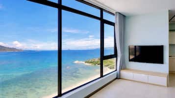 Panorama appartement, 2 slaapkamers | 2 slaapkamers, luxe beddengoed, pillowtop-bedden, een bureau