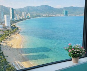 Panoramic Apartment, 2 Bedrooms | 2 bilik tidur, peralatan tempat tidur premium, tilam berlapik, meja 