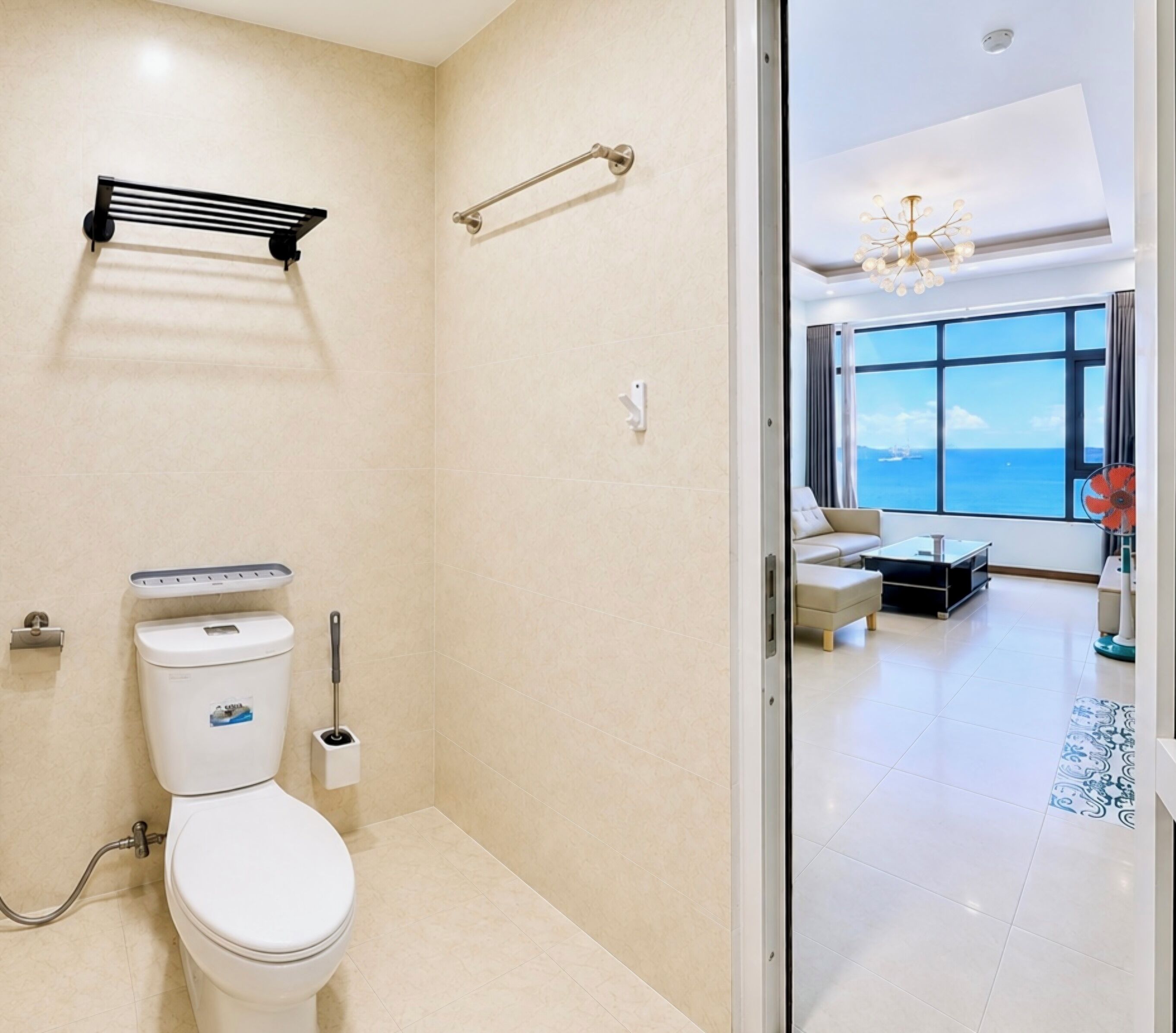 Un baño moderno con inodoro, secamanos y toallero.
