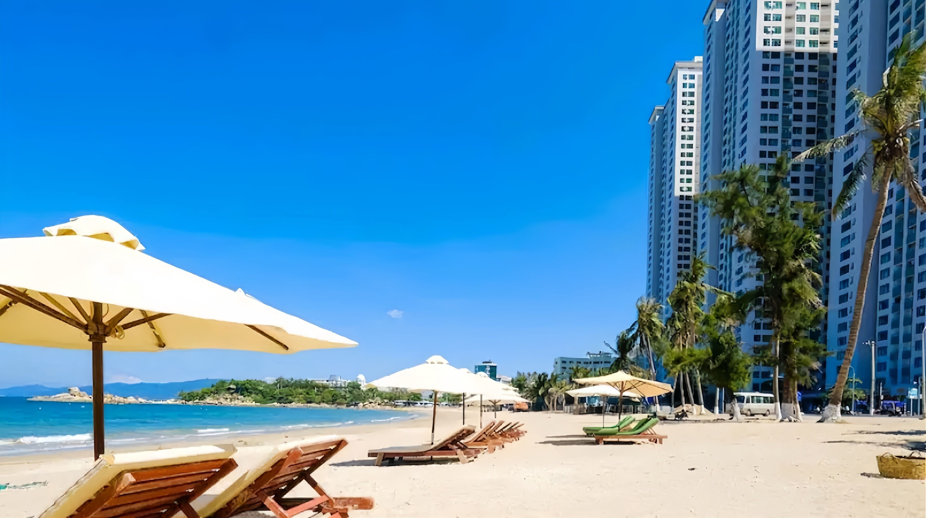 Nära stranden och vit sandstrand