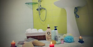Room | Bathroom | Shower, free toiletries, hair dryer, slippers - Rooftop Moonlight Pension (Gangneung)