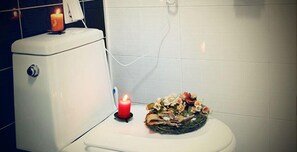 Habitació | Bany | Dutxa, articles de tocador gratuïts, assecador de cabells i sabatilles 
