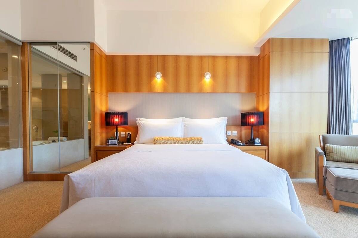 Minibar, meja kerja, tirai kedap cahaya, dan Wi-Fi gratis