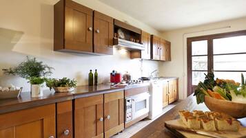 Frigorifero, forno, piano cottura, lavastoviglie