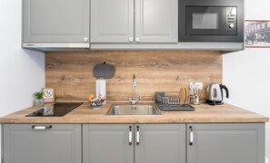 Kühlschrank, Mikrowelle, Herdplatte, Wasserkocher mit Kaffee-/Teezubehör