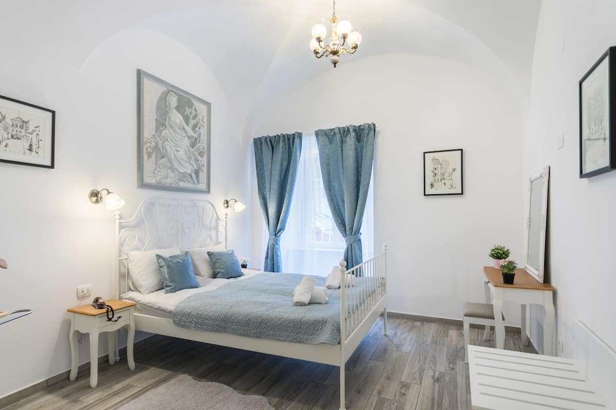 Appartamento, 1 camera da letto (A1) | 1 camera, una cassaforte in camera, una scrivania, tende oscuranti