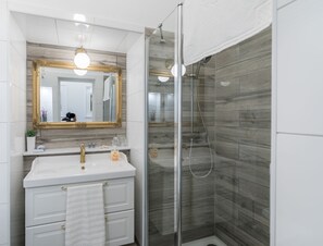 公寓, 1 間臥室 (A2) | 浴室 | 淋浴設備、吹風機、毛巾、肥皂