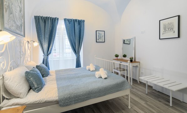 Appartement, 1 chambre (A1) | 1 chambre, coffre-fort, bureau, rideaux d’obscurcissement