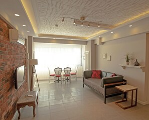 102-inch LED TV with satellite channels, TV - Lion Park Suites & Residence Hotel (Aydin)