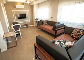 102-inch LED TV with satellite channels, TV - Lion Park Suites & Residence Hotel (Aydin)