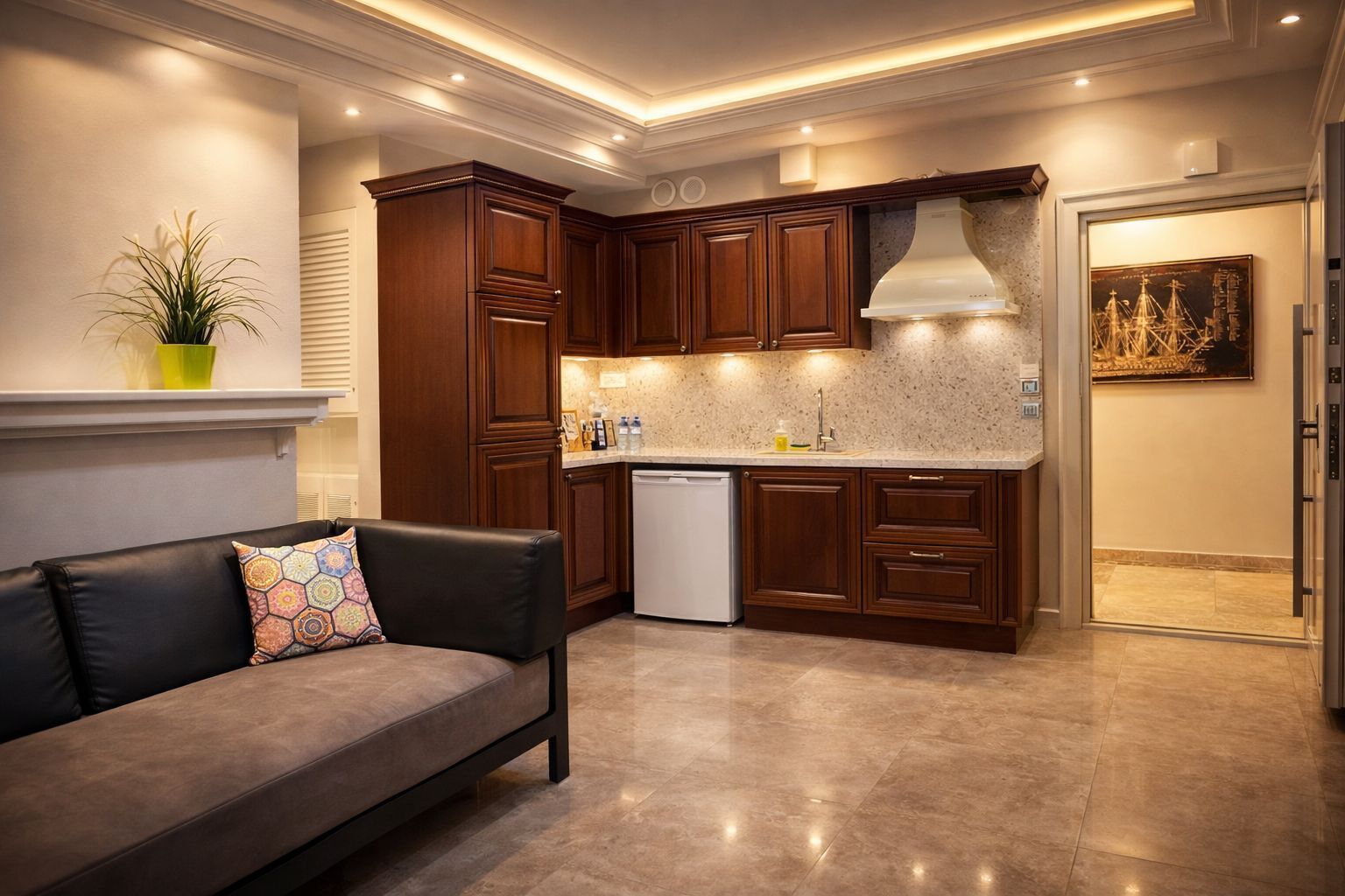 Una cocina moderna con armarios de madera, lavavajillas integrado y un comedor con sofá y planta en maceta.