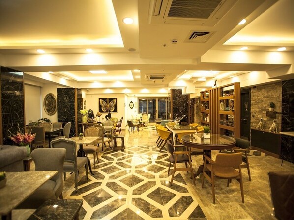 Free daily buffet breakfast - Lion Park Suites & Residence Hotel (Aydin)