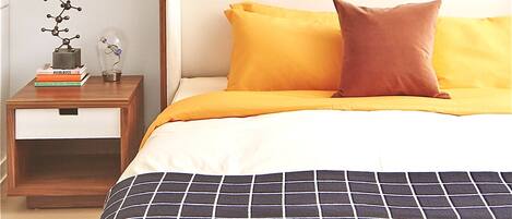 City suite | Individueel gedecoreerd, individueel gemeubileerd, een bureau