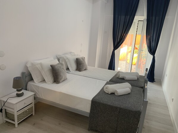 Deluxe Room, Shared Bathroom (3) | Blackout drapes, free WiFi, bed sheets - Santo Amaro Guest House (Lisbon)