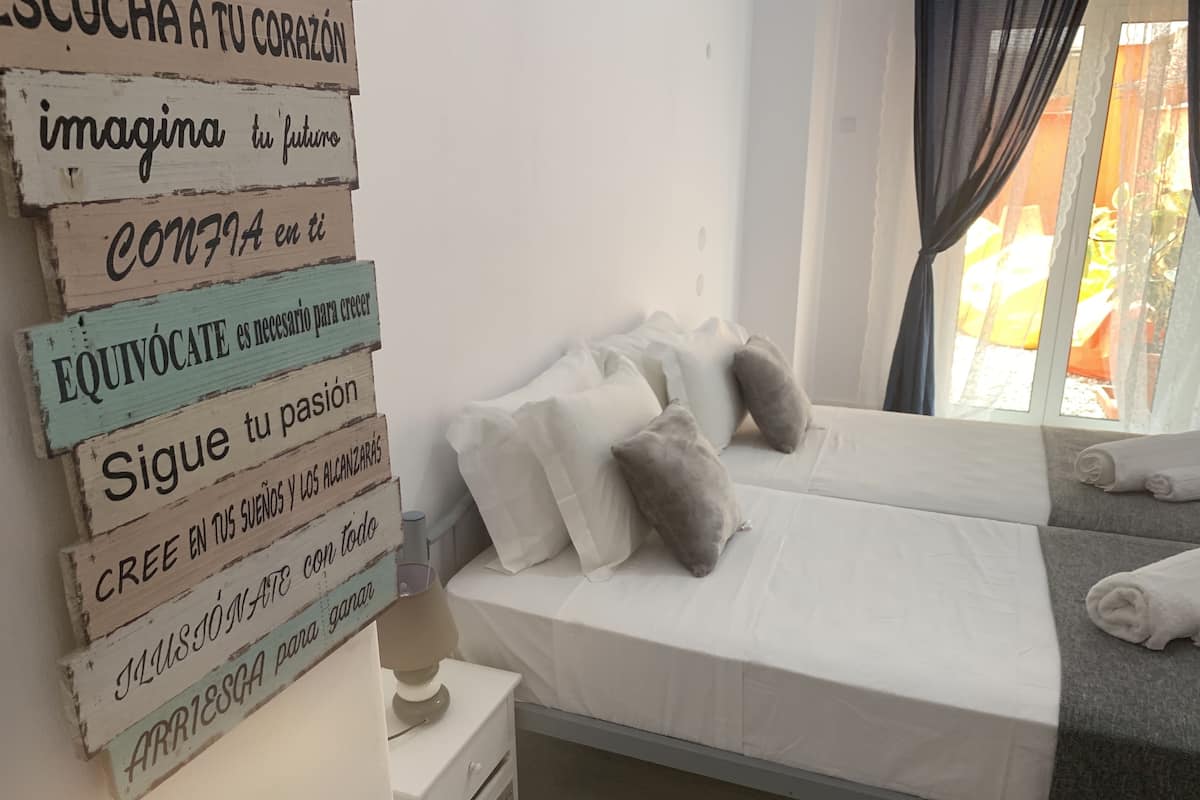 Comfort kamer, gemeenschappelijke badkamer (4) | Verduisterende gordijnen, gratis wifi, beddengoed