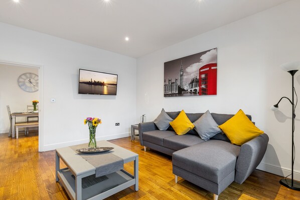 Apartment, 2 Schlafzimmer | Wohnbereich | Flachbildfernseher