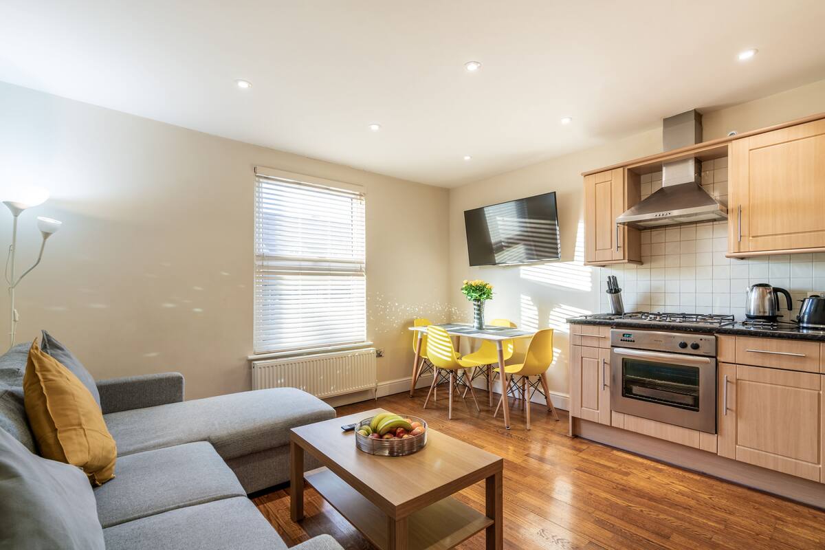Een modern appartement met een zithoek, keuken en eethoek.