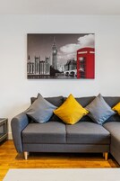 Apartamento, 2 quartos | Área de estar | TV de tela plana