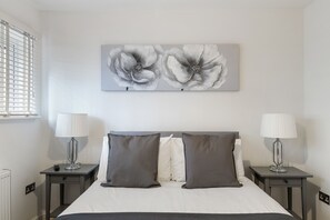 Apartment, 2 Schlafzimmer | Individuell dekoriert, individuell eingerichtet, Schreibtisch
