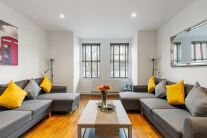 Apartamento, 2 quartos | Individualmente decorados, individualmente mobiliados, escrivaninha