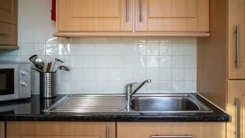 Apartment, 1 Bedroom | Private kitchen | Fridge, microwave, oven, coffee/tea maker