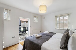 Apartamento, 2 quartos | Individualmente decorados, individualmente mobiliados, escrivaninha