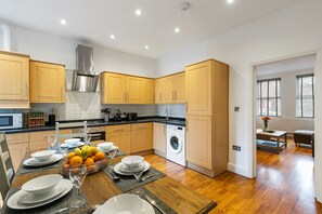 Refrigerador, microondas, horno, cafetera/tetera