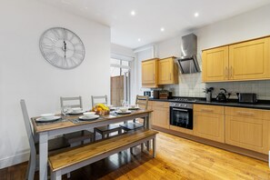 Apartment, 2 Schlafzimmer | Eigene Küche | Kühlschrank, Mikrowelle, Ofen, Wasserkocher mit Kaffee-/Teezubehör