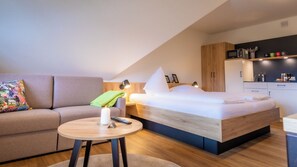 Premium bedding, desk, laptop workspace, blackout curtains - Hirschenstube Gästehaus Gehri (Waldkirch)