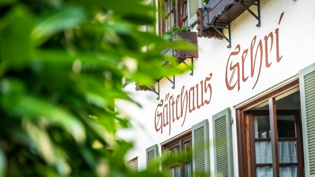 A building with a sign reading "Gästehaus Gäu". - Hirschenstube Gästehaus Gehri (Waldkirch)