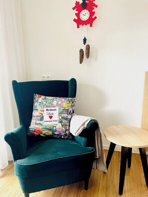 Premium bedding, desk, laptop workspace, blackout curtains - Hirschenstube Gästehaus Gehri (Waldkirch)