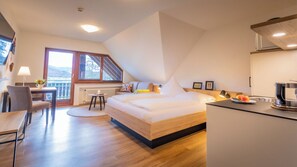 Premium bedding, desk, laptop workspace, blackout drapes - Hirschenstube Gästehaus Gehri (Waldkirch)