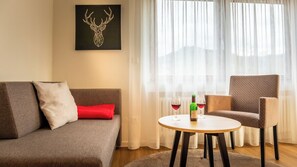 Premium bedding, desk, laptop workspace, blackout curtains - Hirschenstube Gästehaus Gehri (Waldkirch)