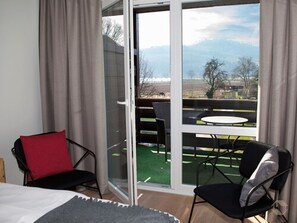 Premium bedding, desk, laptop workspace, blackout curtains - Hirschenstube Gästehaus Gehri (Waldkirch)