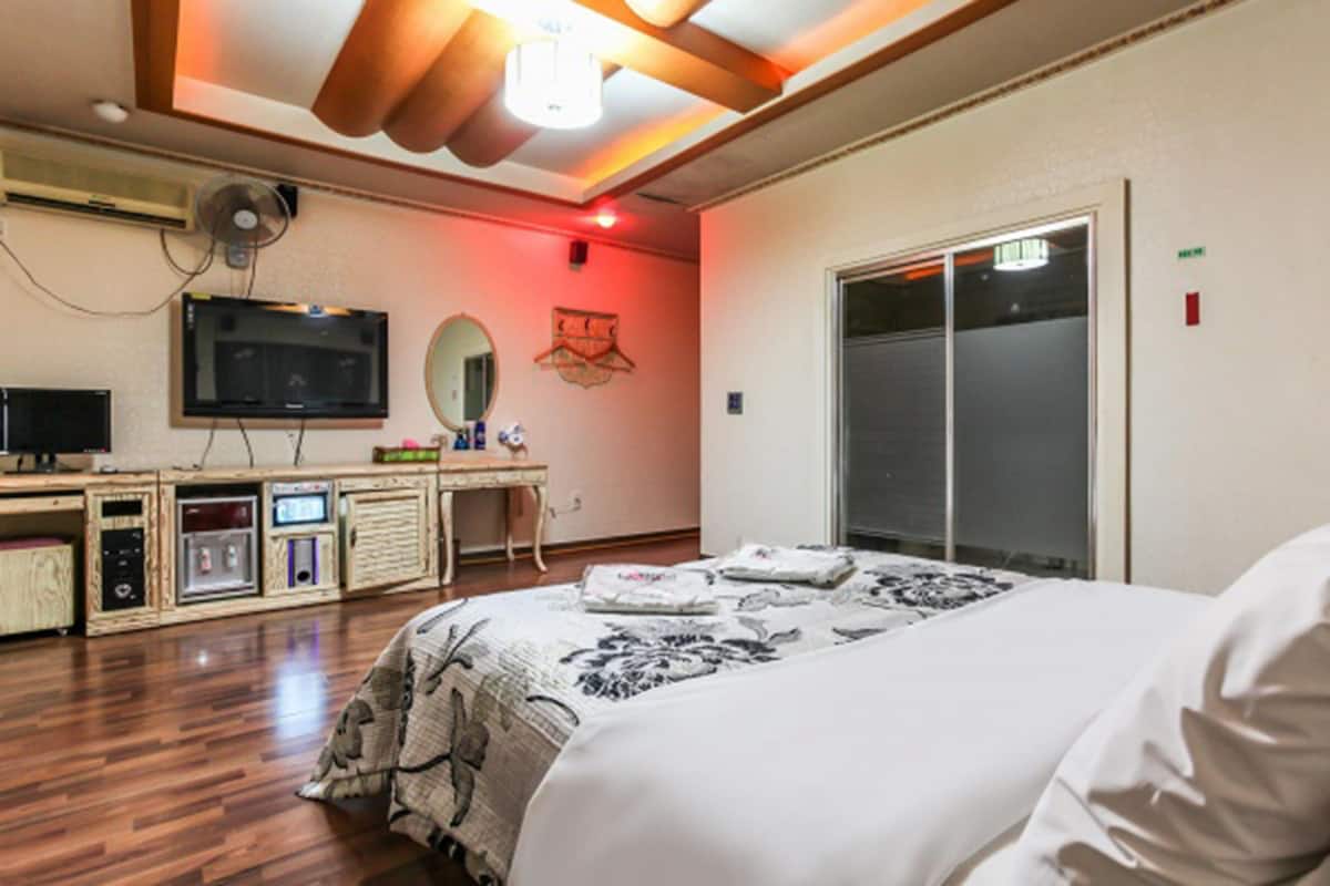 Superior Room | Desk, soundproofing, free WiFi