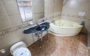Superior Room | Bathroom | Combined shower/bathtub, free toiletries, hair dryer, bathrobes