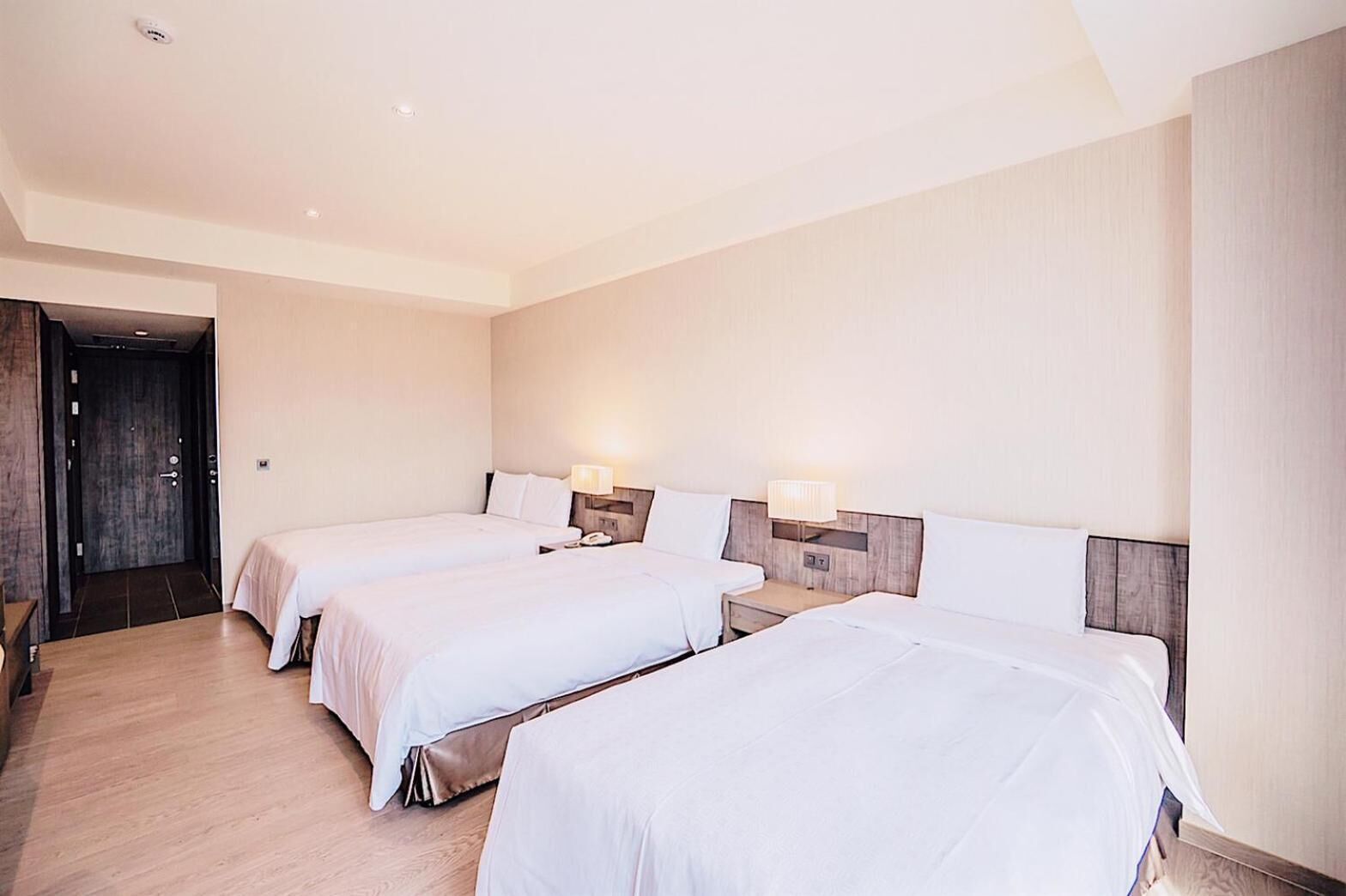 family room (6 people) | 1 bedroom, in-room safe, desk, laptop workspace