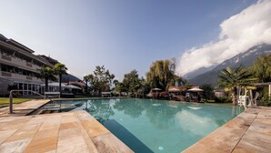 屋内プール、屋外プール、営業時間 7:00 ～ 19:00、プール パラソル、サンラウンジャー