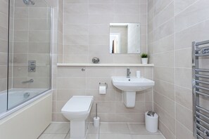 Departamento ejecutivo | Baño | Tina con regadera, secadora de cabello, toallas 