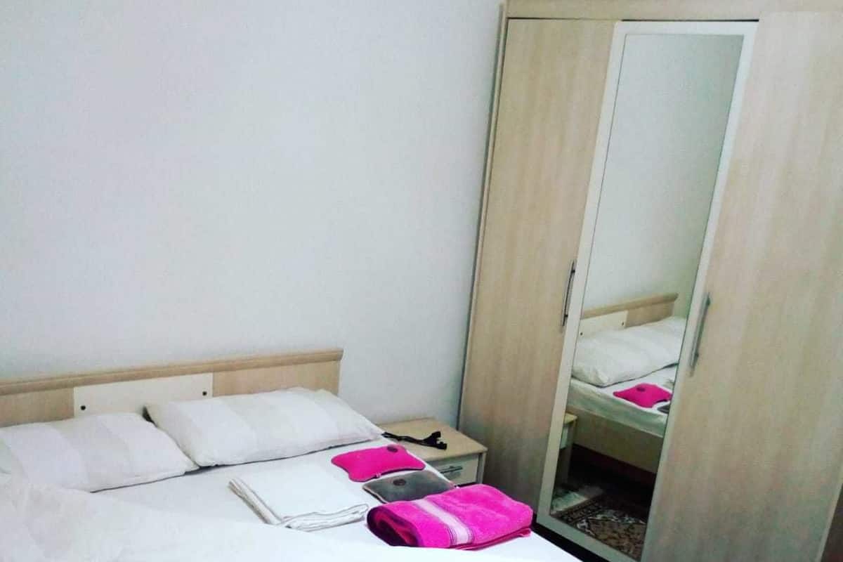 Escritorio, cortinas blackout, wifi gratis y ropa de cama 