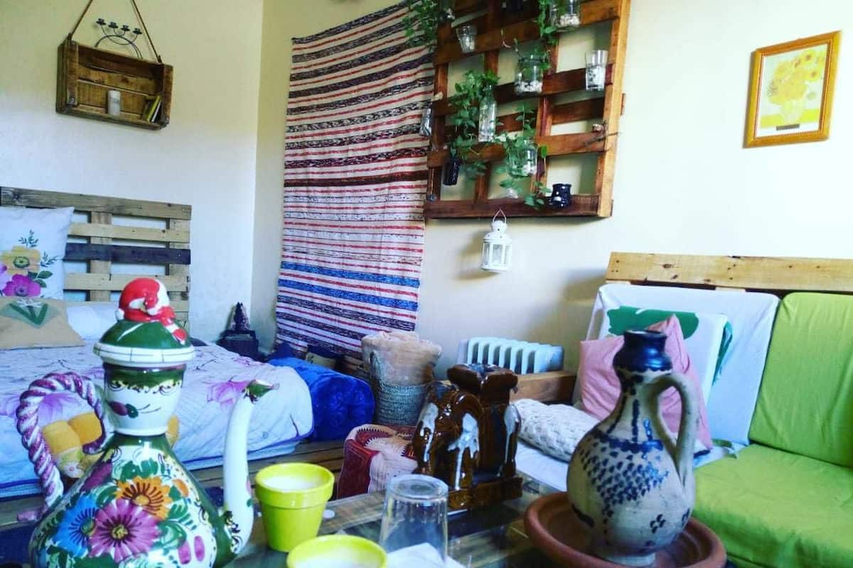 Escritorio, cortinas blackout, wifi gratis y ropa de cama 