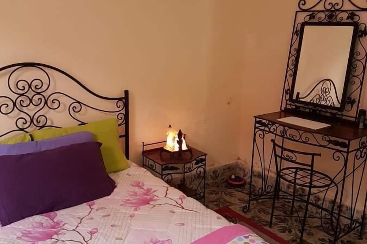 Escritorio, cortinas blackout, wifi gratis y ropa de cama 