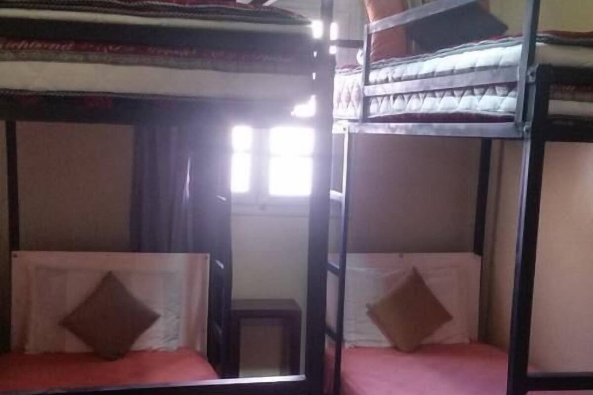 Escritorio, cortinas blackout, wifi gratis y ropa de cama 