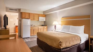 Suite, 1 Queen Bed, Non Smoking (Efficiency) | Desk, blackout curtains, iron/ironing board, free cots/infant beds