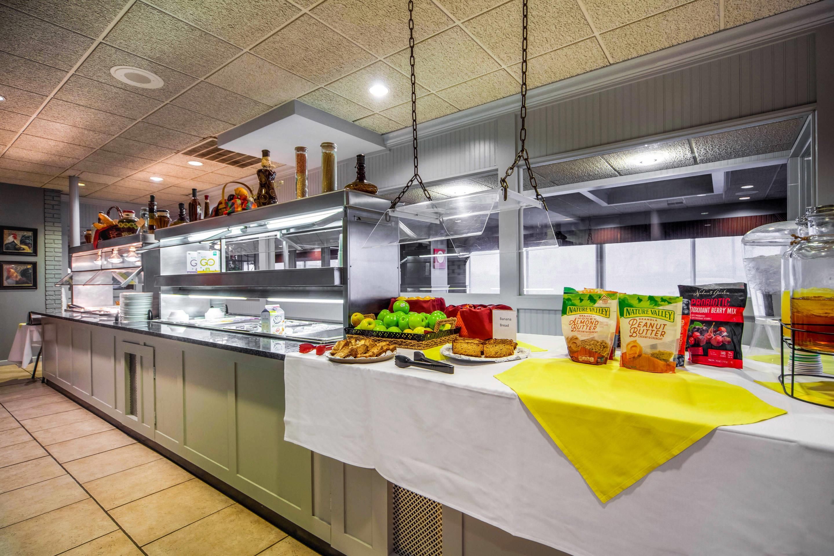 Uma mesa de buffet com diversos alimentos e acompanhamentos.